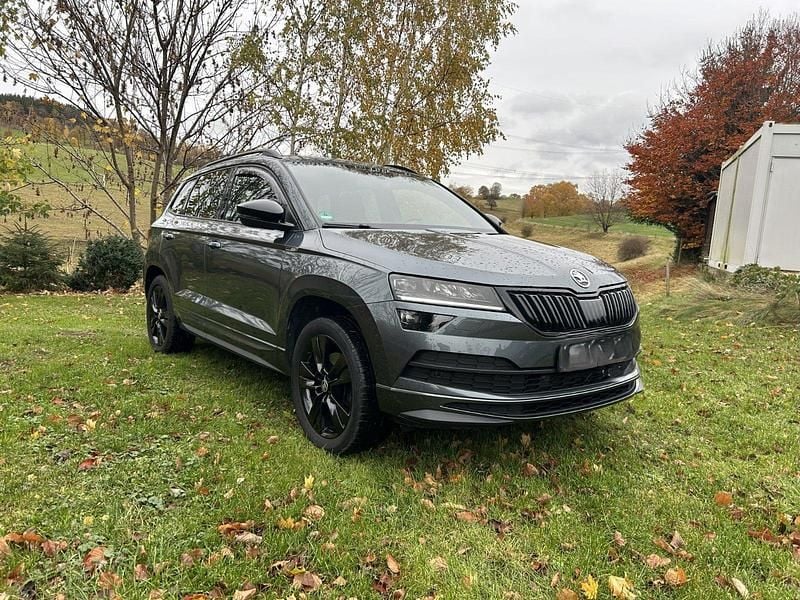 Grau Gebraucht 2020 Skoda Karoq SportLine SUV | 25.500 € (Superpreis) - Bild 1/4
