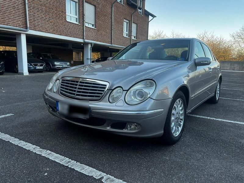 Grau Gebraucht 2004 Mercedes E200 Elegance Limousine | 6.590 € (Etwas zu teuer) - Bild 1/4
