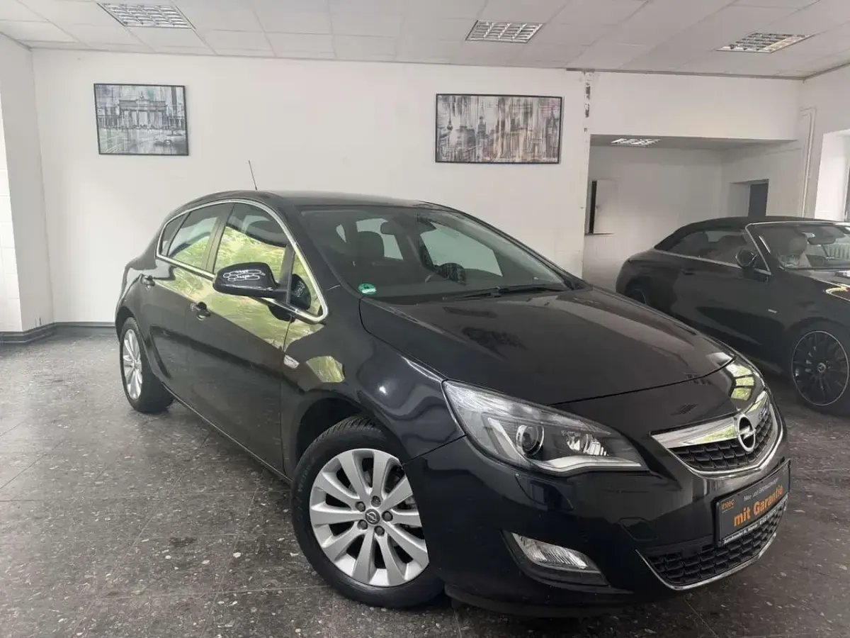 Gebraucht Opel Astra Innovation 140 PS (102 kW) 2012 Karbonschw graphitschw midnigh Kleinwagen