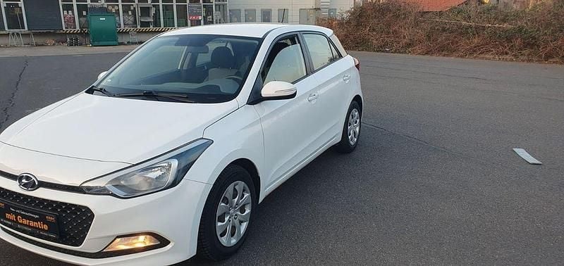 Gebraucht Hyundai i20 Classic 75 PS (55 kW) 2016 Weiß Limousine