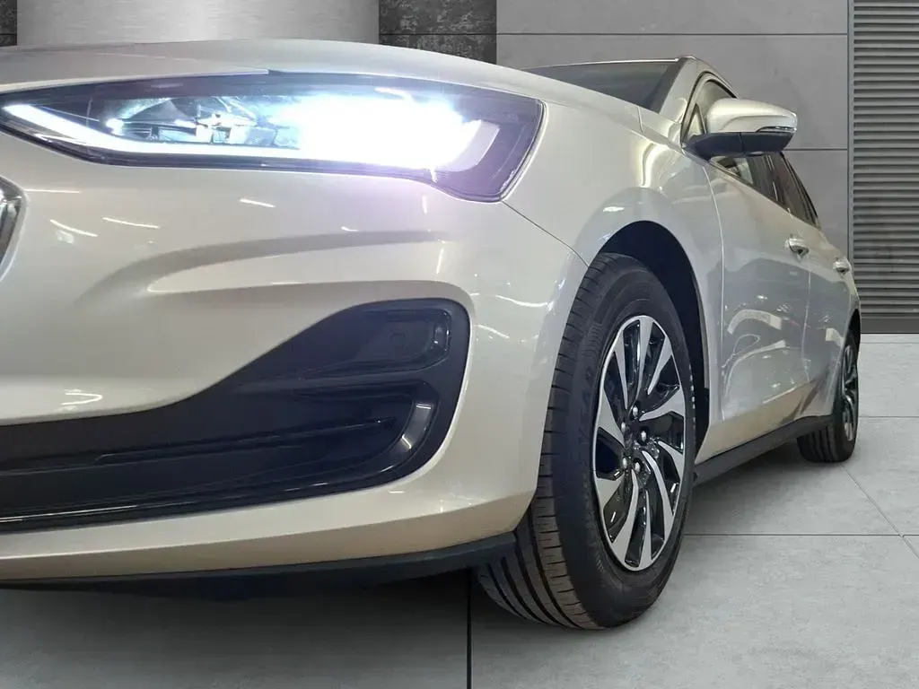 Gebraucht Ford Focus Titanium 125 PS (91 kW) 2023 Silber Limousine