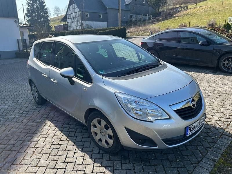 Gebraucht Opel Meriva Design Edition 101 PS (74 kW) 2011 Silber Van / Kleinbus