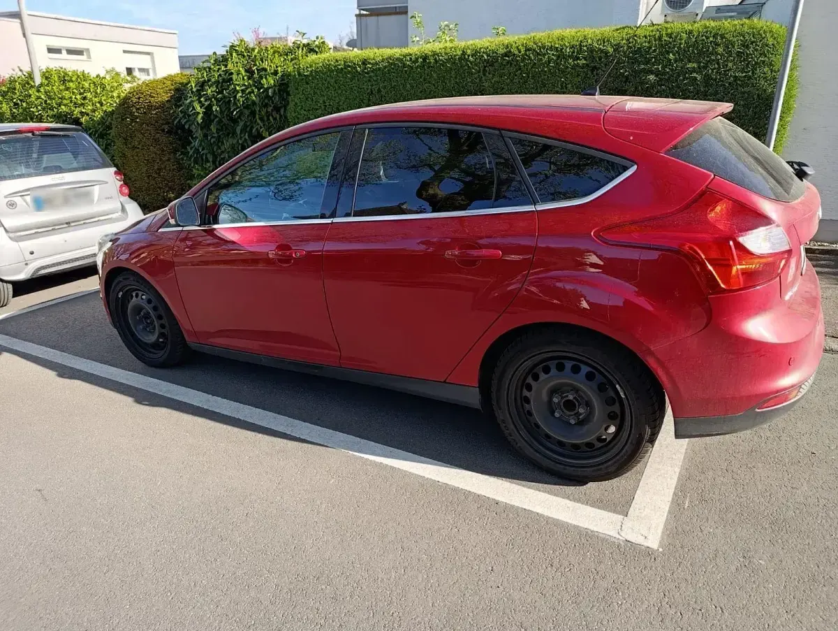 Używany Ford Focus Titanium 163 KM (119 kW) 2012 Czerwony Sedan/Limuzyna