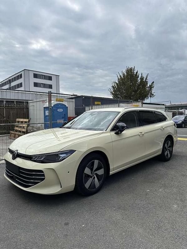 Beige Gebraucht 2024 VW Passat Business Kombi | 38.000 € - Bild 1/4