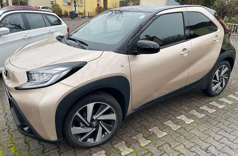Beige Gebraucht 2024 Toyota Aygo X-plore Kleinwagen | 20.995 € (Fairer Preis) - Bild 1/4