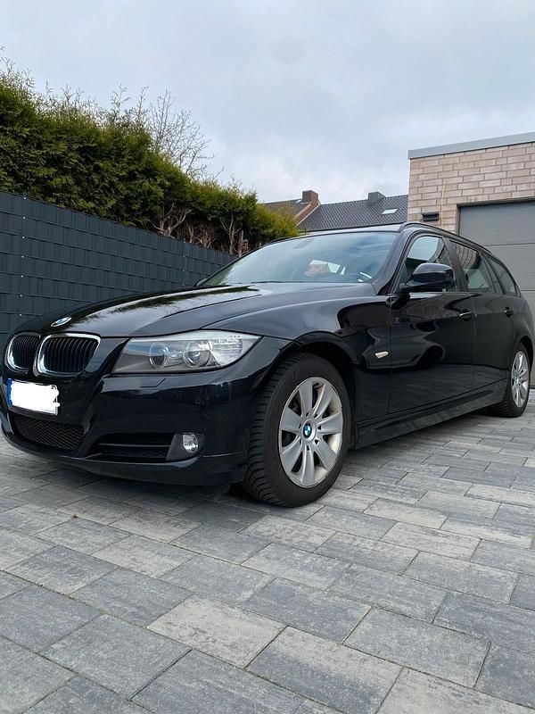Gebraucht BMW 318 143 PS (105 kW) 2012 Schwarz Kombi