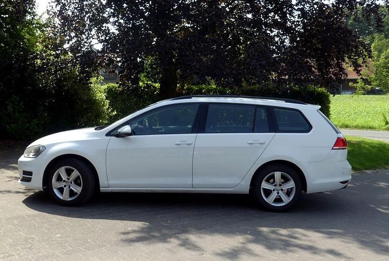 Weiß Gebraucht 2013 VW Golf VII Comfortline Kombi | 9.980 € (Etwas zu teuer) - Bild 1/4