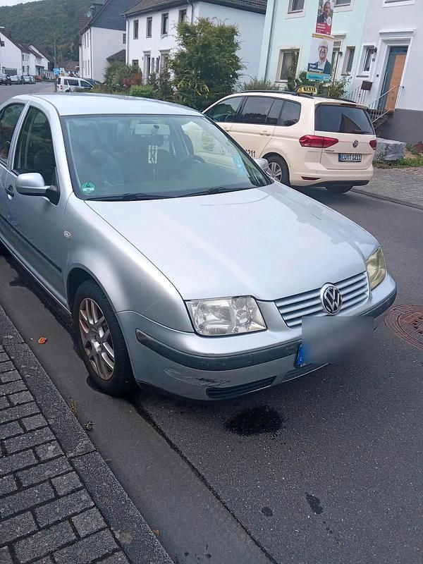 Grau Gebraucht 2001 VW Bora Limousine | 1.200 € (Guter Preis) - Bild 1/4