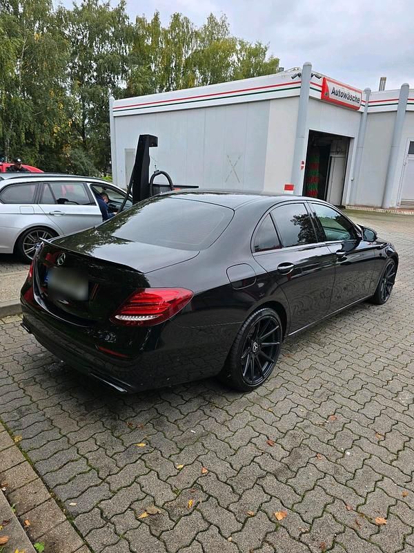 Gebraucht Mercedes E220 194 PS (142 kW) 2019 Schwarz Limousine