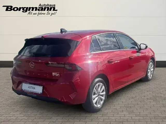 Używany Opel Astra Enjoy 110 KM (80 kW) 2023 Czerwony Sedan/Limuzyna