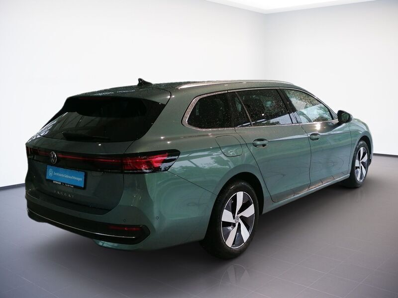 Gebraucht VW Passat Business 150 PS (110 kW) 2024 Grün Kombi