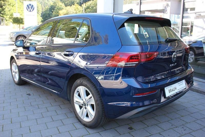 Gebraucht VW Golf VIII Life 110 PS (80 kW) 2021 Atlantic blue metallic Limousine