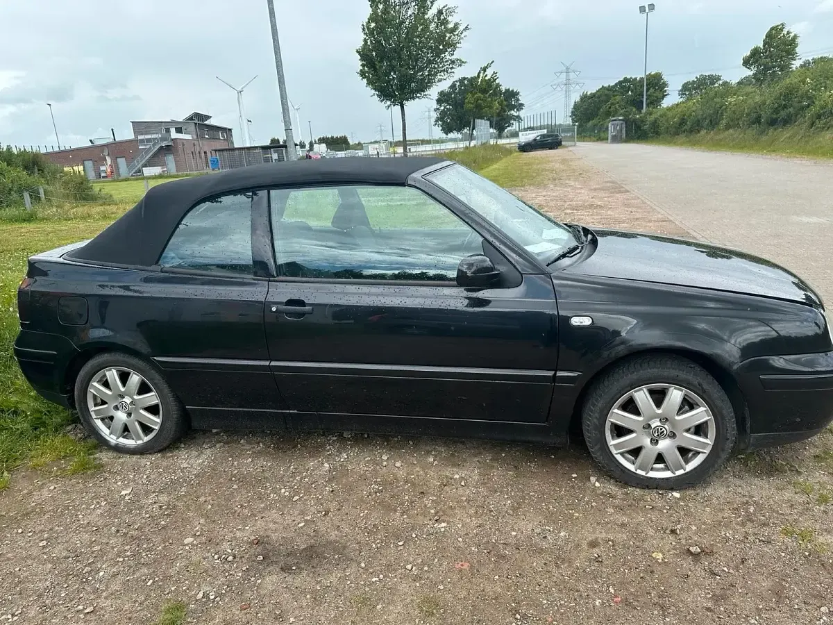 Gebraucht VW Golf 90 PS (66 kW) 2002 Schwarz Cabrio