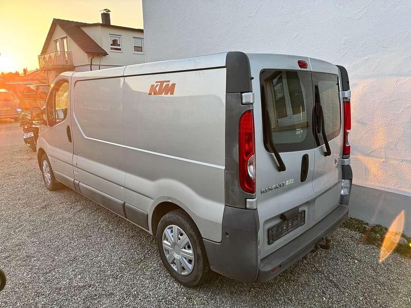 Gebraucht Renault Trafic Komfort 114 PS (83 kW) 2010 Silber Van / Kleinbus