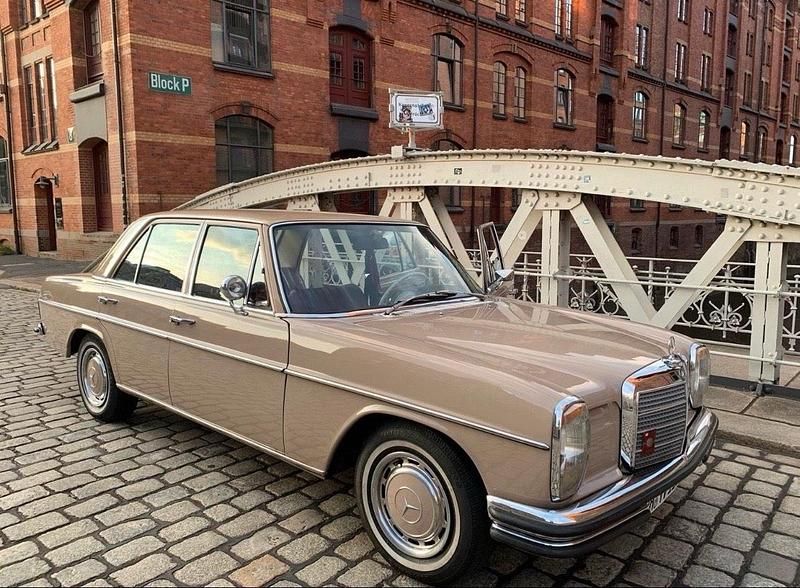 Beige Gebraucht 1973 Mercedes W115 Limousine | 21.500 € - Bild 1/4