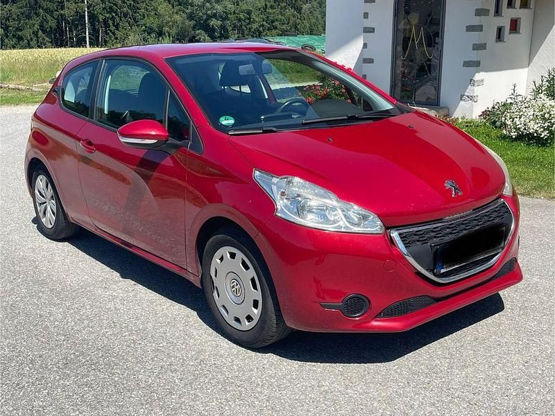 Rot Gebraucht 2013 Peugeot 208 Kleinwagen | 4.800 € (Etwas zu teuer) - Bild 1/4