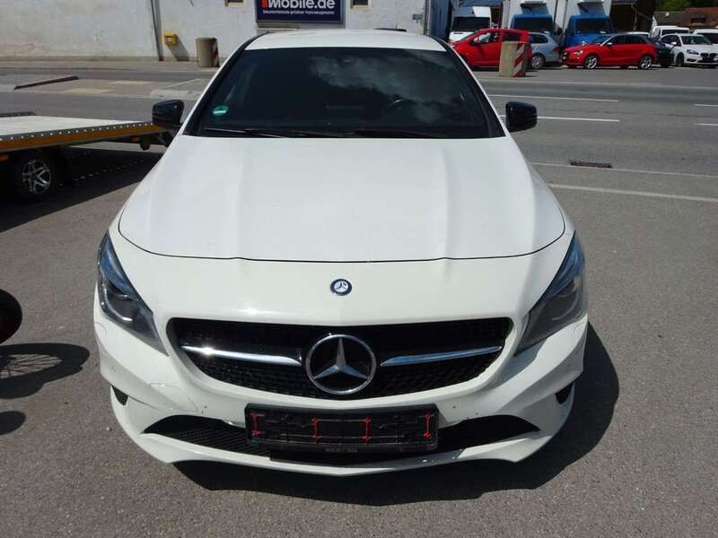 Weiß Gebraucht 2016 Mercedes CLA220 Shooting Brake Kombi | 10.900 € - Bild 1/4