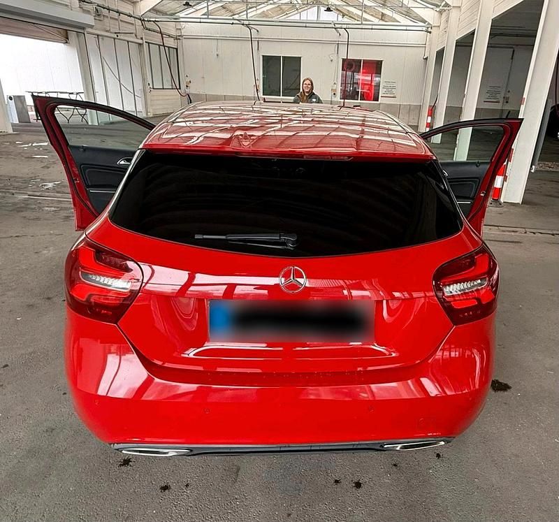 Gebraucht Mercedes A180 109 PS (80 kW) 2016 Rot Limousine