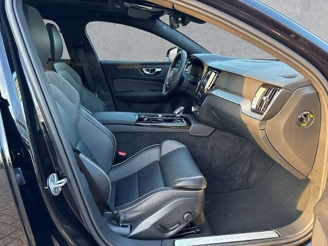 Gebraucht Volvo V60 Plus 398 PS (292 kW) 2025 Schwarz Kombi