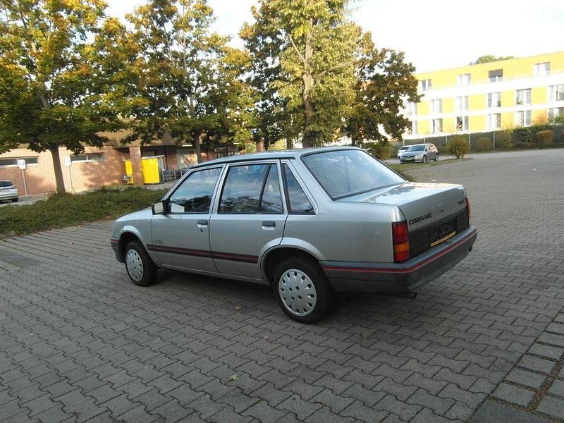 Gebraucht Opel Corsa 60 PS (44 kW) 1991 Silber Limousine