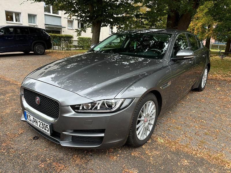 Grau Gebraucht 2015 Jaguar XE Pure Limousine | 9.990 € (Fairer Preis) - Bild 1/4