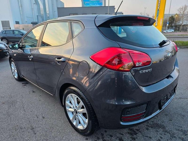 Gebraucht Kia Ceed Edition 7 101 PS (74 kW) 2016 Grau Kleinwagen