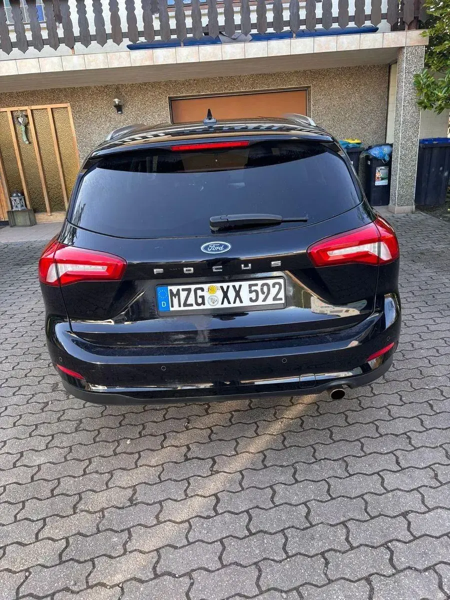 Gebraucht Ford Focus Titanium 120 PS (88 kW) 2019 Schwarz Kombi