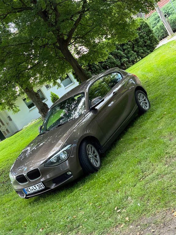 Braun Gebraucht 2014 BMW 116 Efficient Dynamics Kleinwagen | 5.500 € (Fairer Preis) - Bild 1/4