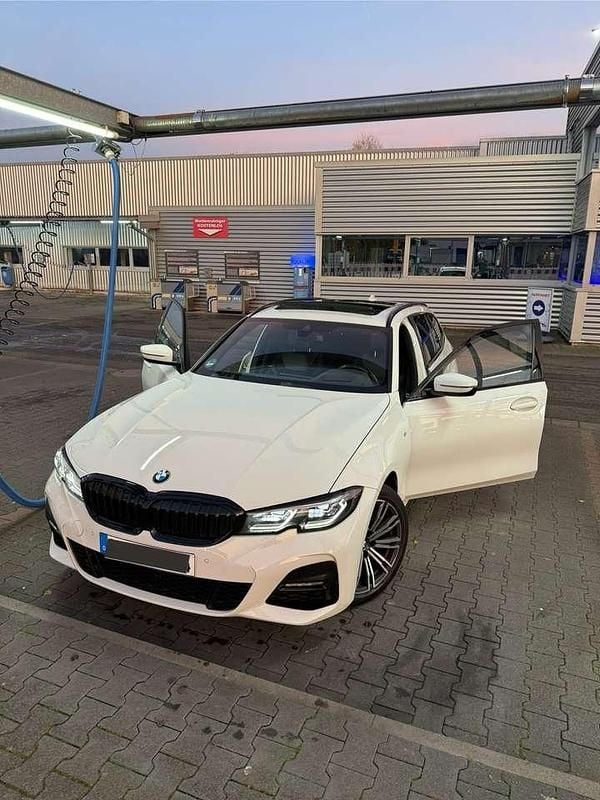Weiß Gebraucht 2021 BMW 320 M Sport Kombi | 28.950 € (Guter Preis) - Bild 1/4