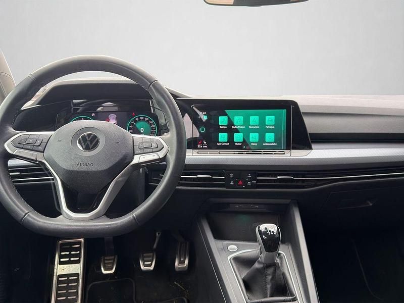 Gebraucht VW Golf VIII Active 131 PS (96 kW) 2022 Blau (metallic) Limousine