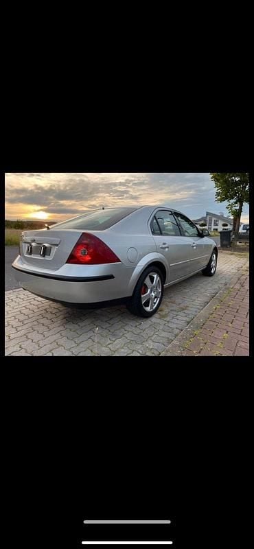 Gebraucht Ford Mondeo 125 PS (91 kW) 2001 Silber Kombi