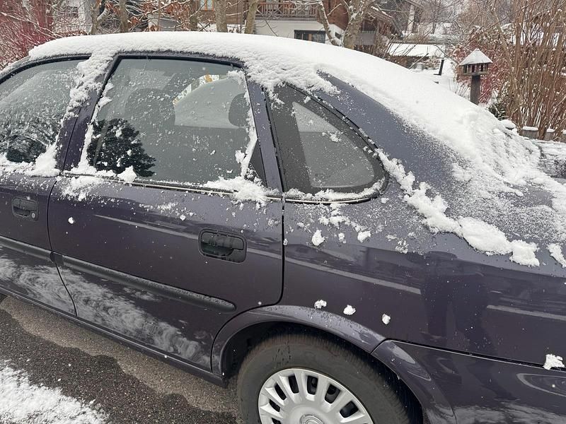 Grau Gebraucht 1997 Opel Vectra Limousine | 1.200 € - Bild 1/4