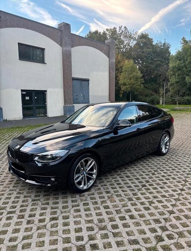 Schwarz Gebraucht 2017 BMW 330 Advantage Kombi | 21.500 € (Fairer Preis) - Bild 1/4