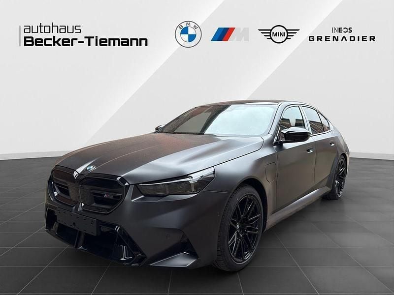 Grau Neu 2025 BMW M5 Sport Line Limousine | 133.490 € (Superpreis) - Bild 1/4