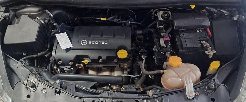 Używany Opel Corsa Satellite 101 KM (74 kW) 2011 Srebrny Sedan/Limuzyna