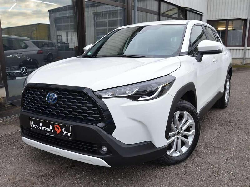Super white 2 Gebraucht 2023 Toyota Corolla Cross Business Edition SUV | 29.990 € - Bild 1/4