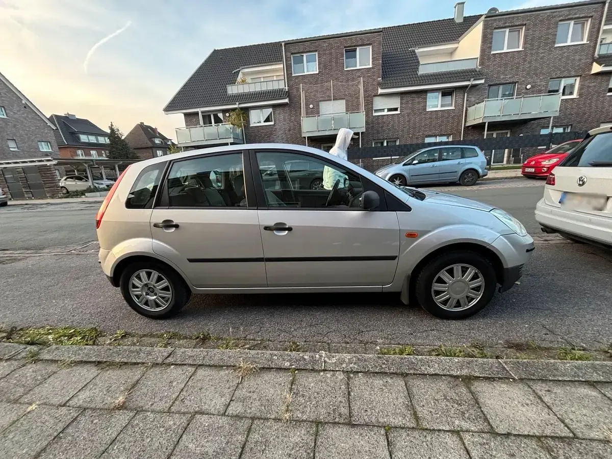 Gebraucht Ford Fiesta 80 PS (58 kW) 2002 Silber Kleinwagen