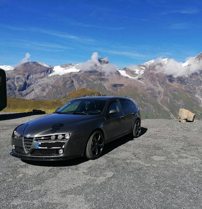 Grau Gebraucht 2011 Alfa Romeo 159 Kombi | 2.399 € (Guter Preis) - Bild 1/4