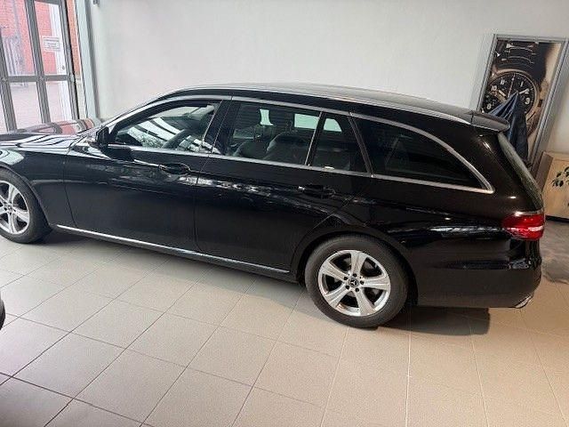 Gebraucht Mercedes E220 194 PS (142 kW) 2017 Schwarz Limousine