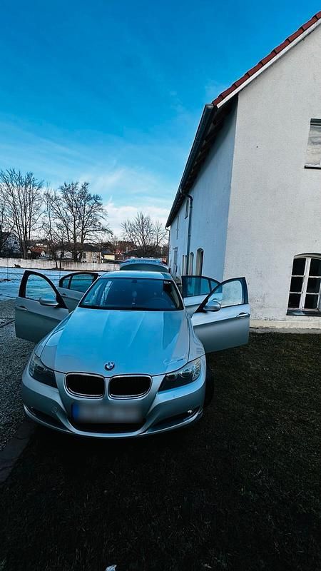 Gebraucht BMW 318 143 PS (105 kW) 2011 Silber Limousine
