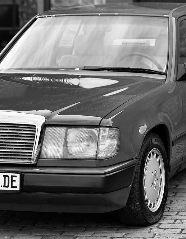 Rot Gebraucht 1986 Mercedes E300 Limousine | 4.800 € - Bild 1/4
