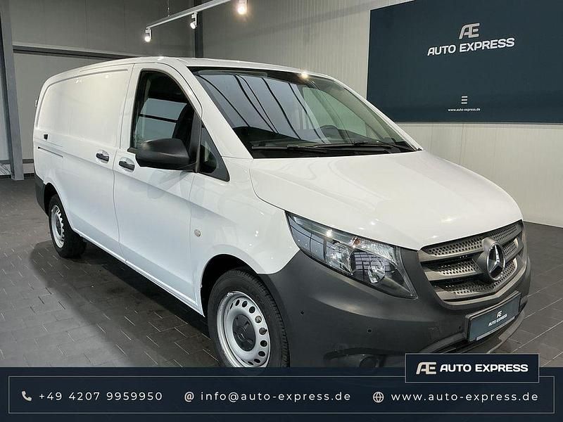 Weiß (arktikweiss) Gebraucht 2023 Mercedes Vito Van | 25.573 € (Guter Preis) - Bild 1/4