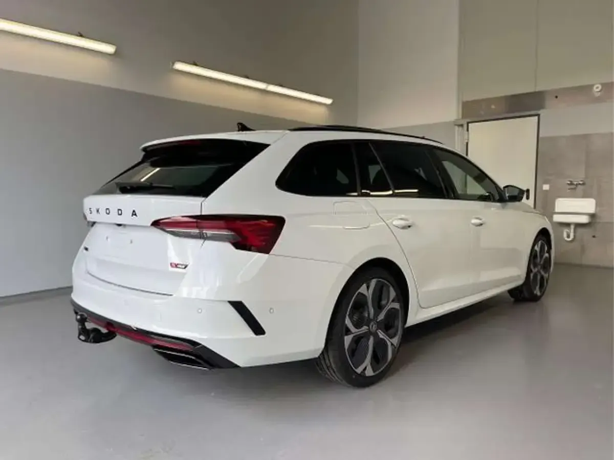 Neu Skoda Octavia RS 265 PS (194 kW) 2026 [2y2y] moon white perleffekt Kombi