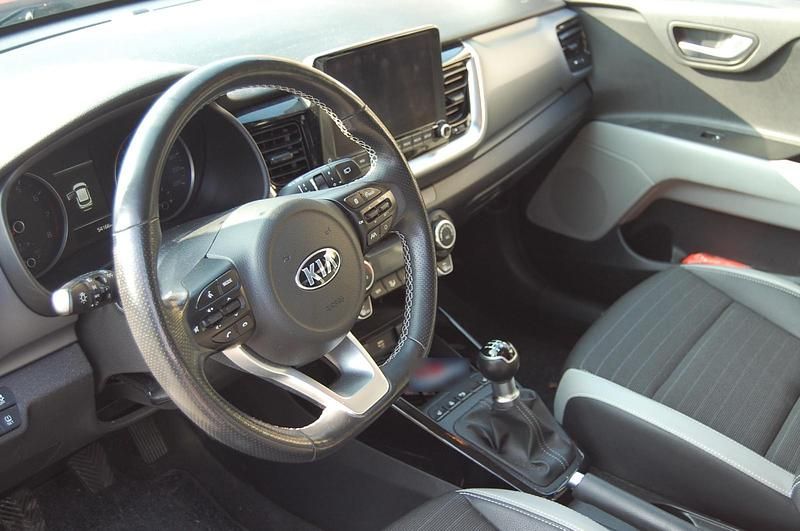 Gebraucht Kia Stonic DREAM-TEAM Edition 82 PS (60 kW) 2021 Rot SUV