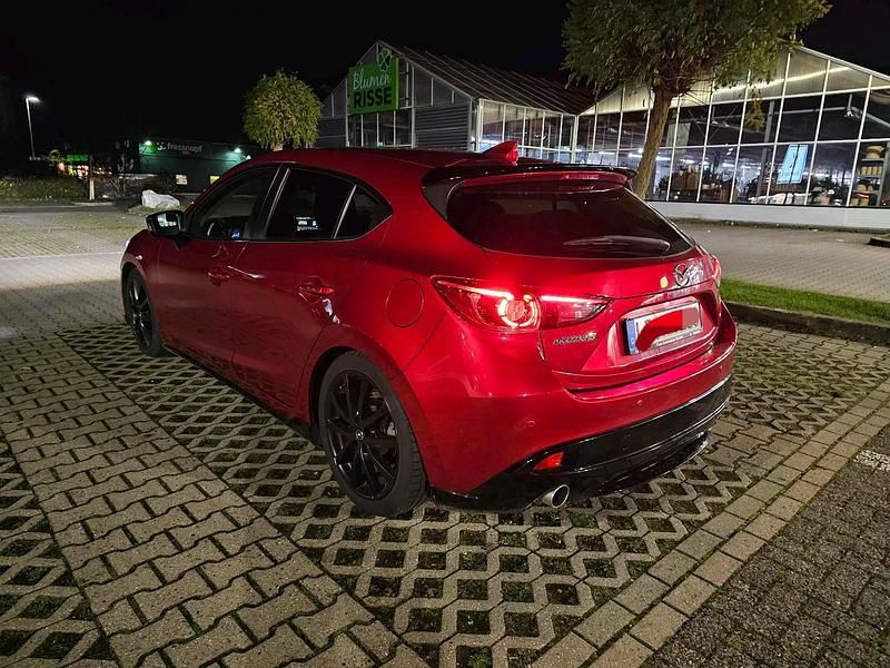 Rot Gebraucht 2016 Mazda 3 Limousine | 12.500 € (Teuer) - Bild 1/4