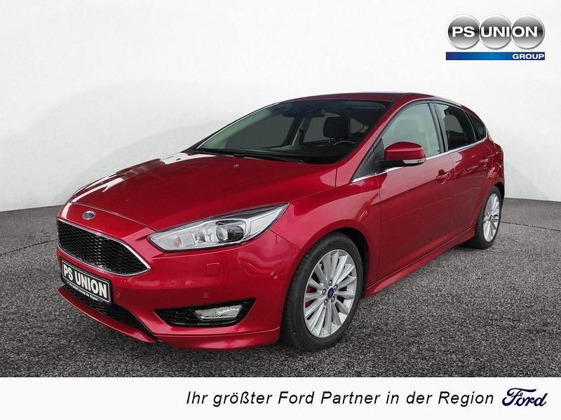 Rot Gebraucht 2015 Ford Focus Titanium Limousine | 9.980 € (Fairer Preis) - Bild 1/4