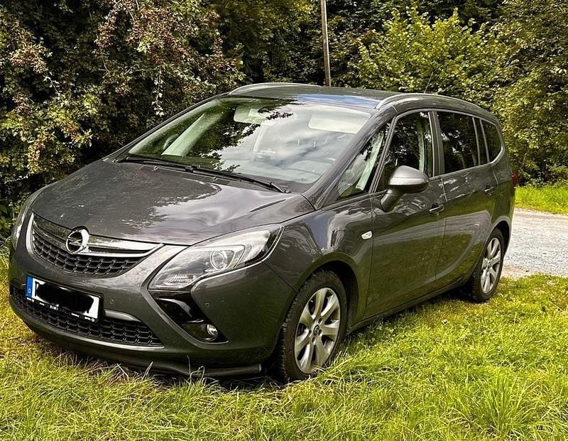 Grau Gebraucht 2015 Opel Zafira Tourer Selection Van / Kleinbus | 8.800 € (Fairer Preis) - Bild 1/4