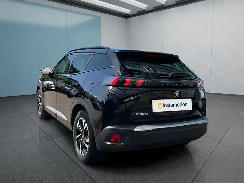 Second-hand Peugeot e-2008 Allure 100 kW (136 CP) 2022 Negru SUV