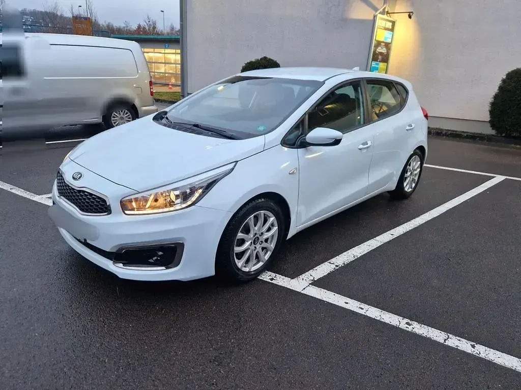 Używany Kia Ceed Edition 7 99 KM (72 kW) 2018 Biały Hatchback
