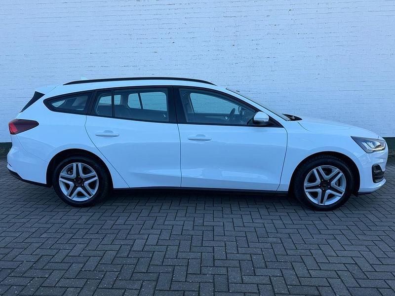 Gebraucht Ford Focus 125 PS (91 kW) 2022 Weiß Limousine